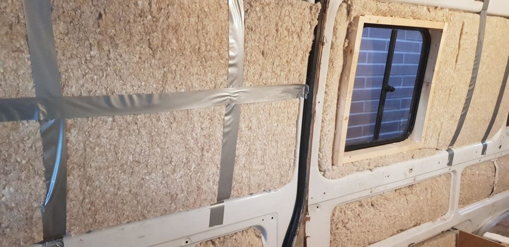 Utilisation du scotch pour les murs sans structure